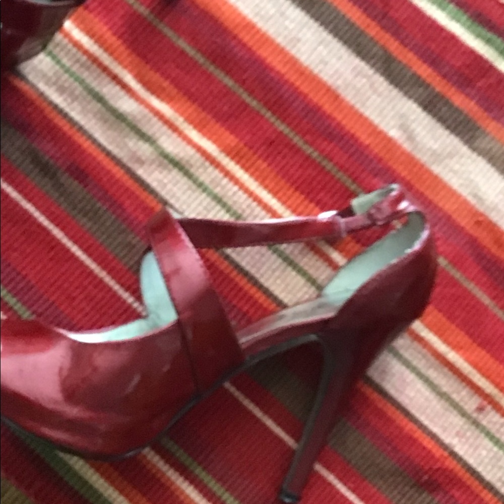 Beautiful Red Metallic 👠 - Picture 4 of 5
